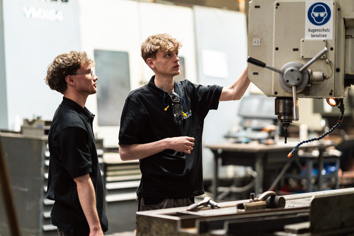 Azubis an der CNC-Maschine bei Stahlbau Trepels